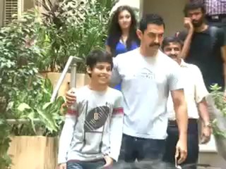 Amir supports Darsheel Safari and Satyajit Bhatkal.mp4