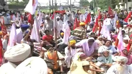 Amritsar farmers halt train to protest government's apathy (1).mp4
