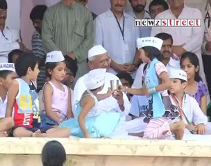 Anna Hazare discharged from Gurgaon hospital.mp4