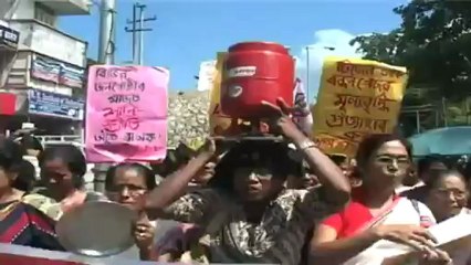 Assam  Women protesters take to streets on LPG hike.mp4