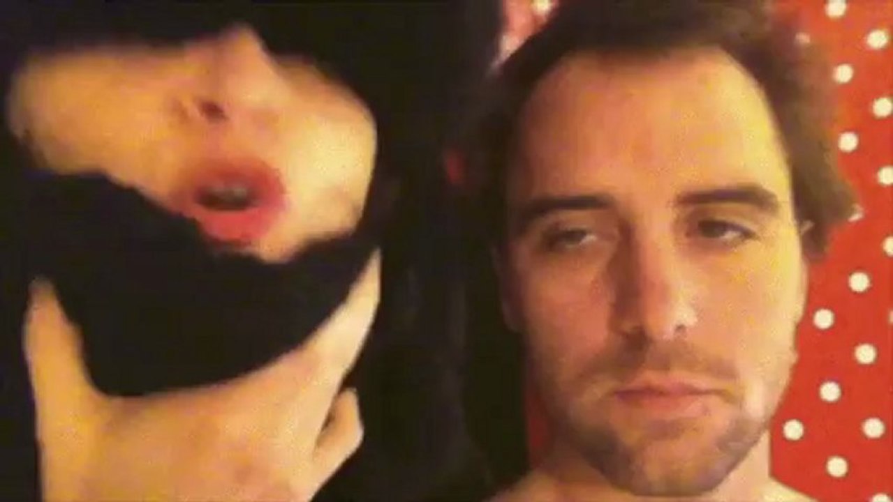 Jône et son mini clip vidéo : "mois d'avril ou mois de mai"