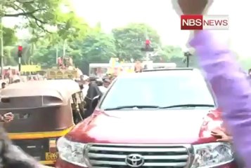 Check Out Big B's hatke big gifts from fan.mp4