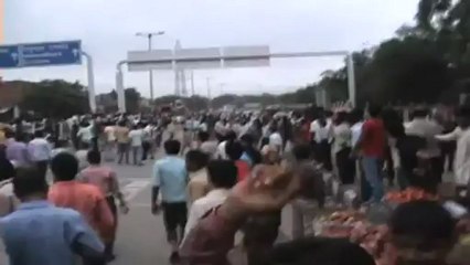 Crowd clashes with cops in Mayur Vihar, 1 dead.mp4