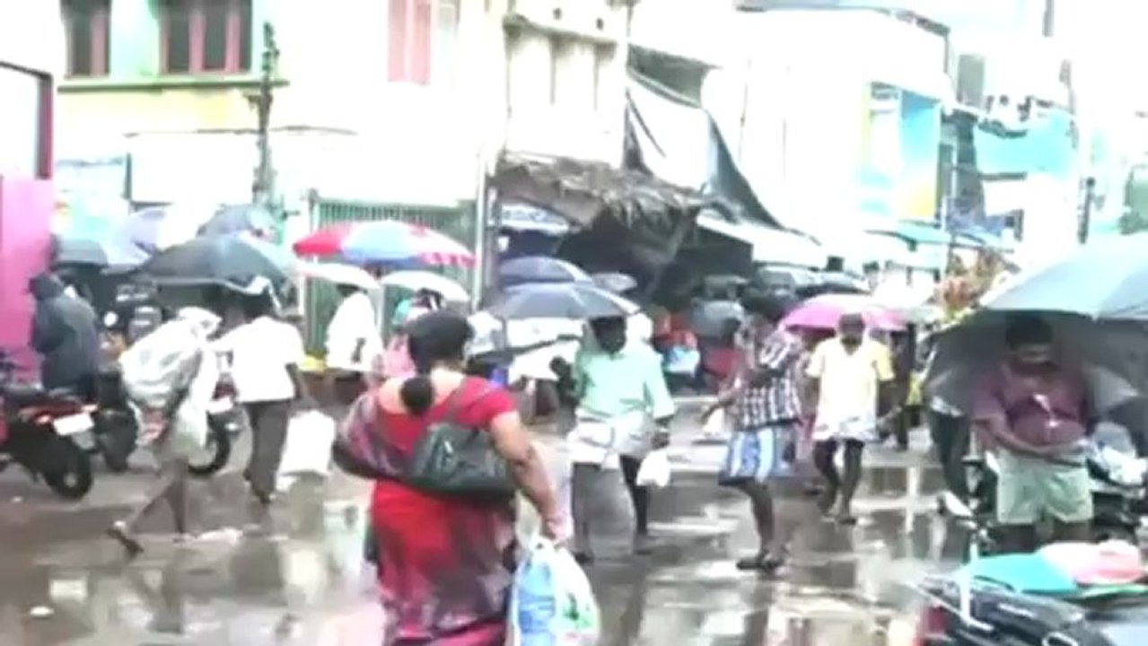 Cyclone Nilam claims 2 lives, Andhra still on alert.mp4
