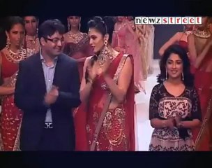 Day four turns to be mini Bollywood beauties day out at IIJW.mp4