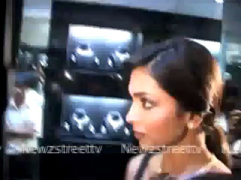 Deepika inaugurates Gehna Jewellers.mp4