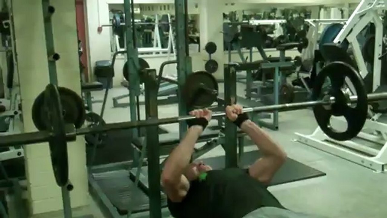 Worthster doing narrow grip presses in the All Rounder Challenge on Konkura.com