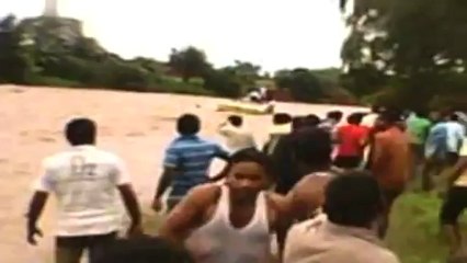 Flash flood washes way bus in West Bengal.mp4