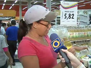 Venta racionada de alimentos en el Bicentenario de Plaza Venezuela