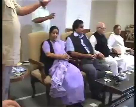 Gujarat BJP rift Keshubhai Patel meets Advani.mp4