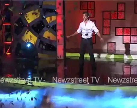 Hrithik Roshan at the sets of Sa Re Ga Ma to promote Guzzarish.mp4