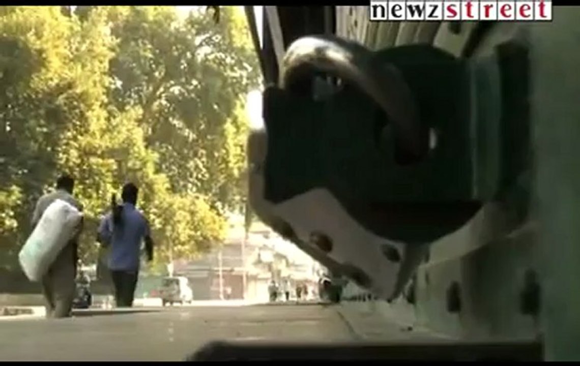 Kashmir shutdown continues for second day.mp4