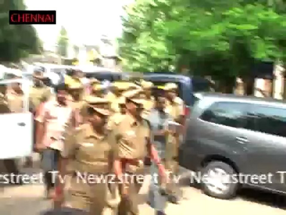 Lawyers of Alandur court boycotted the court and blocked GST Road in Chennai.mp4