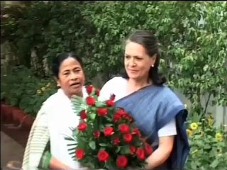 Mamata invites Sonia to her swearing in ceremony.mp4