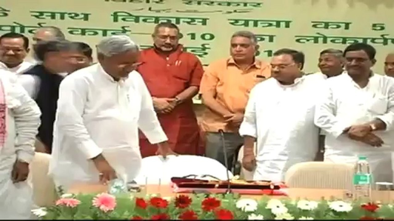 Nitish miffed over not being offered Modi's b'day cake!.mp4