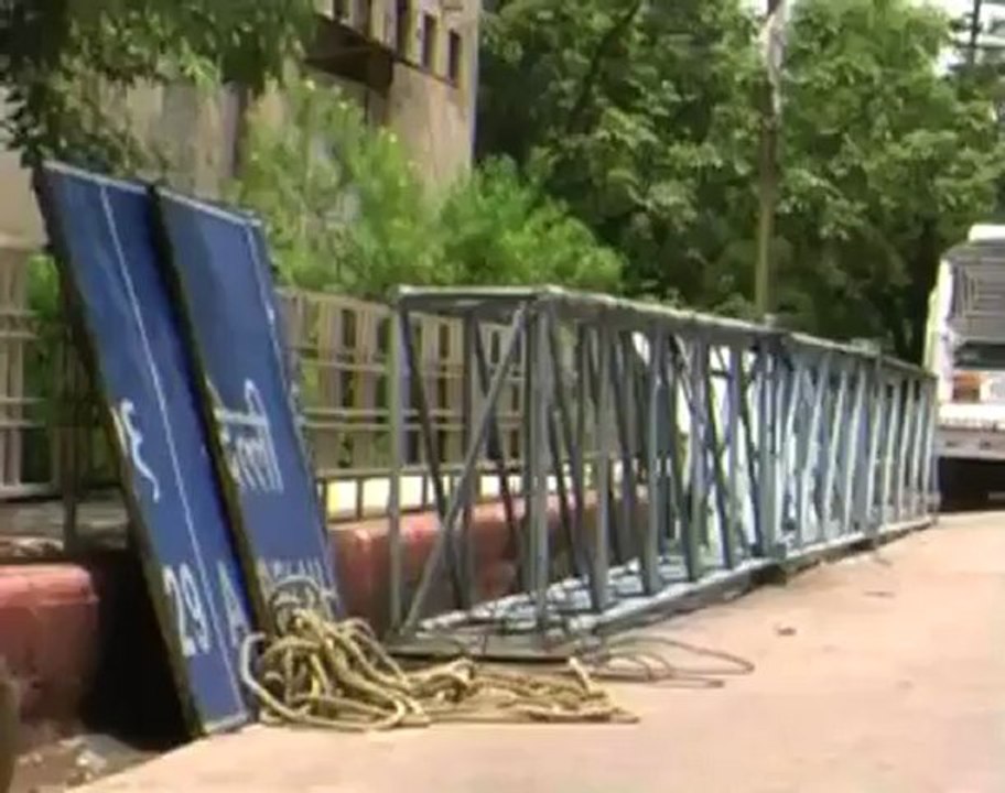 Noida  Blue road signboards give way to red ones.mp4