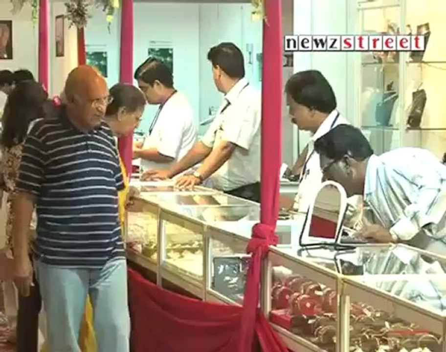 Noidaites shop gold as prices jump.mp4