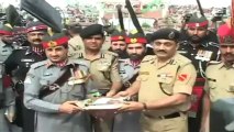 Pak Rangers gifts sweets to Indian BSF.mp4