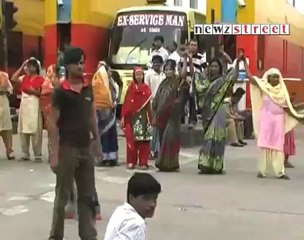 Police charge baton on protestors demanding water.mp4