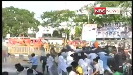 Police roughs up women Congress workers in Bhopal.mp4