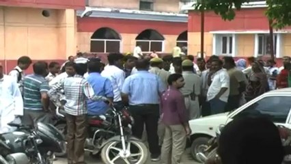 Policeman rapes minor in Gonda, arrested.mp4