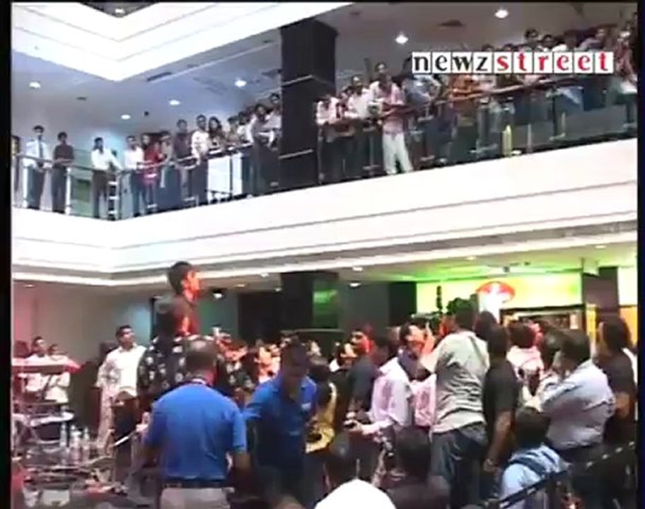 Ranbir woos crowd at Center Stage Mall.mp4