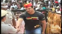 Spotted Vivek Oberoi at Lalbaugh Cha Raja.mp4
