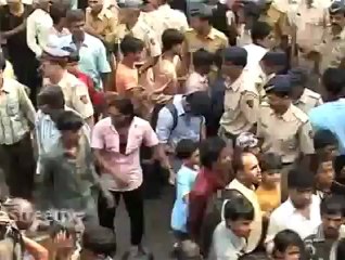 Salman Khan donates computer to children.mp4