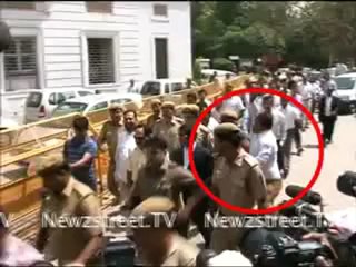 Slipper hurled at Suresh Kalmadi.mp4
