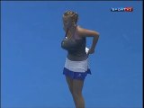 Caroline Wozniacki imite Serena Williams  pendant le Gillette Federer Tour