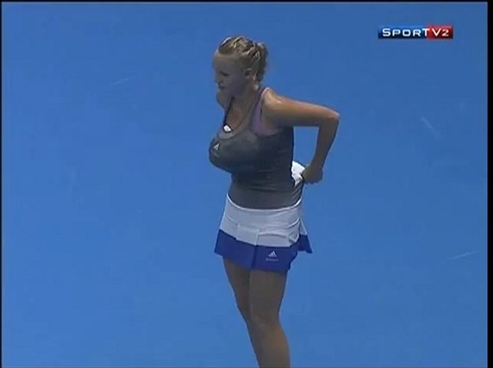 Caroline Wozniacki imite Serena Williams  pendant le Gillette Federer Tour