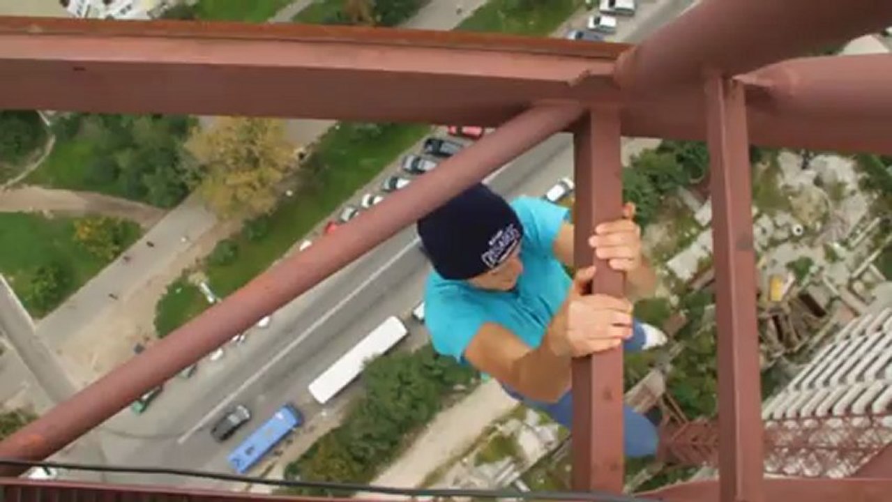 Funambule sur une grue