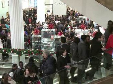 Malgré l'austérité et une grève des transports, les Londoniens se pressent pour le début de soldes