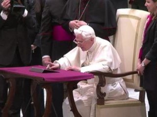 Le pape, hésitant, envoie son premier tweet