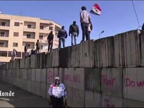 Egypte: des opposants tentent de franchir un barrage près de la présidence