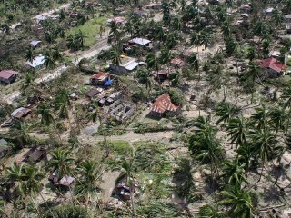 Video herunterladen: Typhon Bopha : des images aériennes montre la dévastation aux Philippines