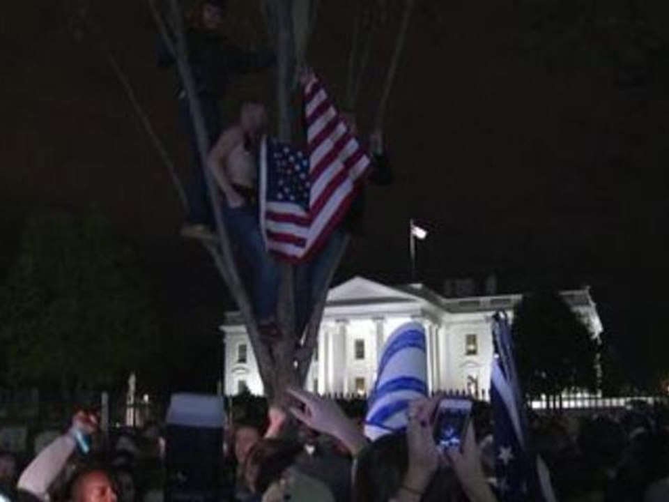 Les partisans d'Obama célèbrent la victoire devant la Maison blanche