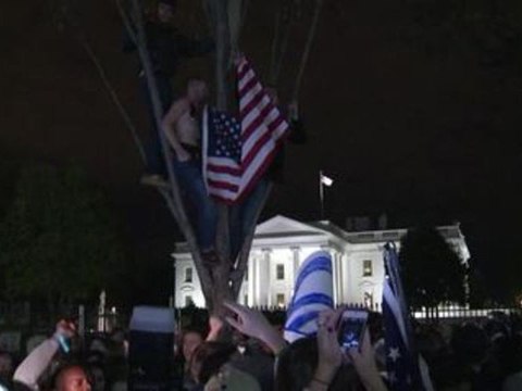 Les partisans d'Obama célèbrent la victoire devant la Maison blanche