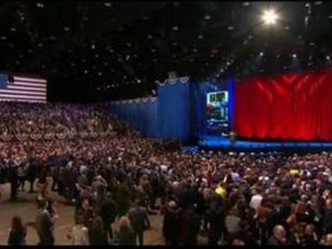 La foule attend dans la joie le discours d'Obama