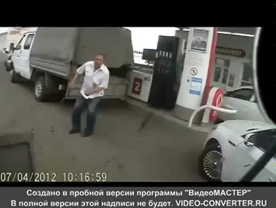 Caminhão cruza a pista errado e acerta posto de gasolina - PeriKizi.Net