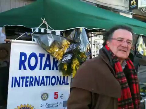 Opération Mimosa au marché d'Olivet Loiret par le Rotary Club Orléans Péguy