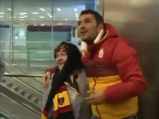 Οι οπαδοί της Γαλατά περιμένουν τον Σνάιντερ στο αεροδρόμιο!
