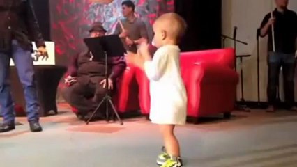 Cet enfant débarque sur scène en plein concert et fait le show