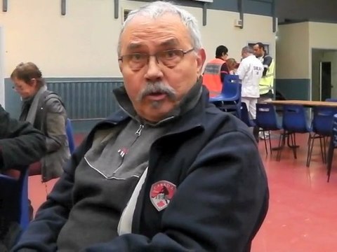 Incendie de l'usine de peinture : distribution de boissons chaudes et café aux habitants du quartier de l'Alba à la salle Anatole France