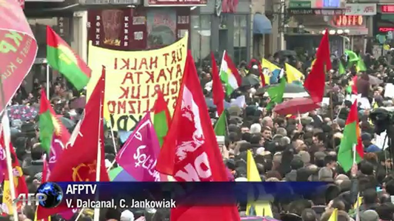 Curdos de toda a Europa protestam em Paris