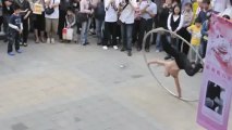 Il réalise de spectaculaires acrobaties avec un cerceau