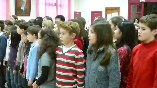 Les enfants interprètent la chanson Noël des enfants du monde