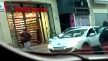 Un passant filme le braquage d'un Foot Locker à Marseille
