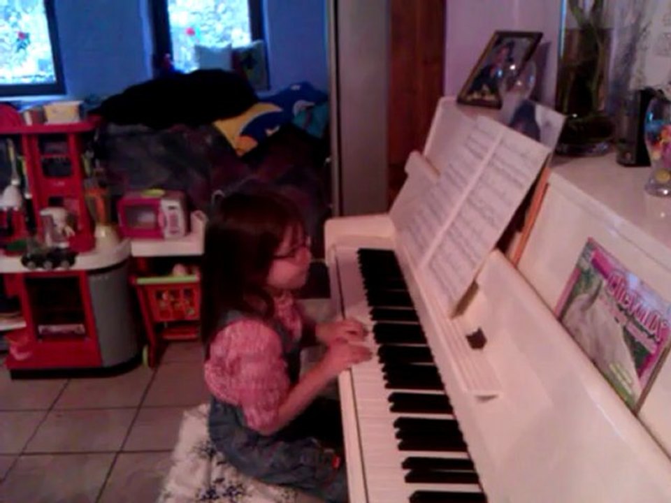 Pearl fait du piano