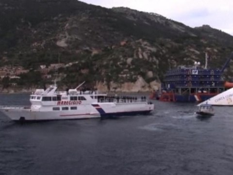 Memorial held for shipwreck victims